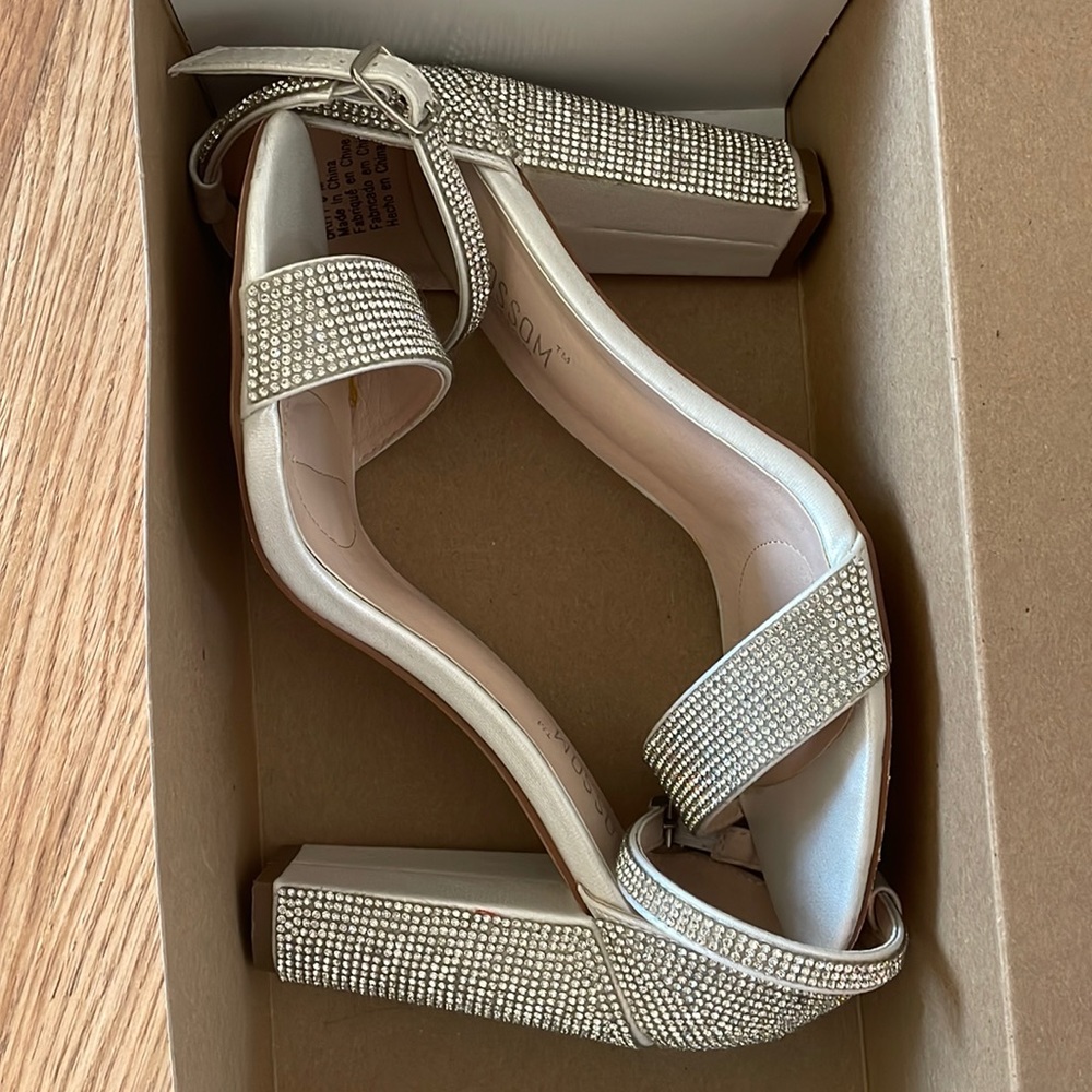 DAVIDS BRIDAL SPARKLING HEELS SIZE 8